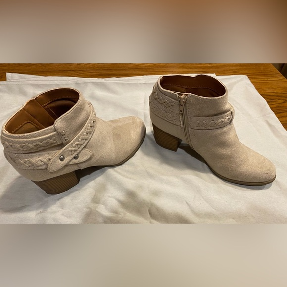 Indigo Road beige zip ups boots. Size 7. - Picture 1 of 5
